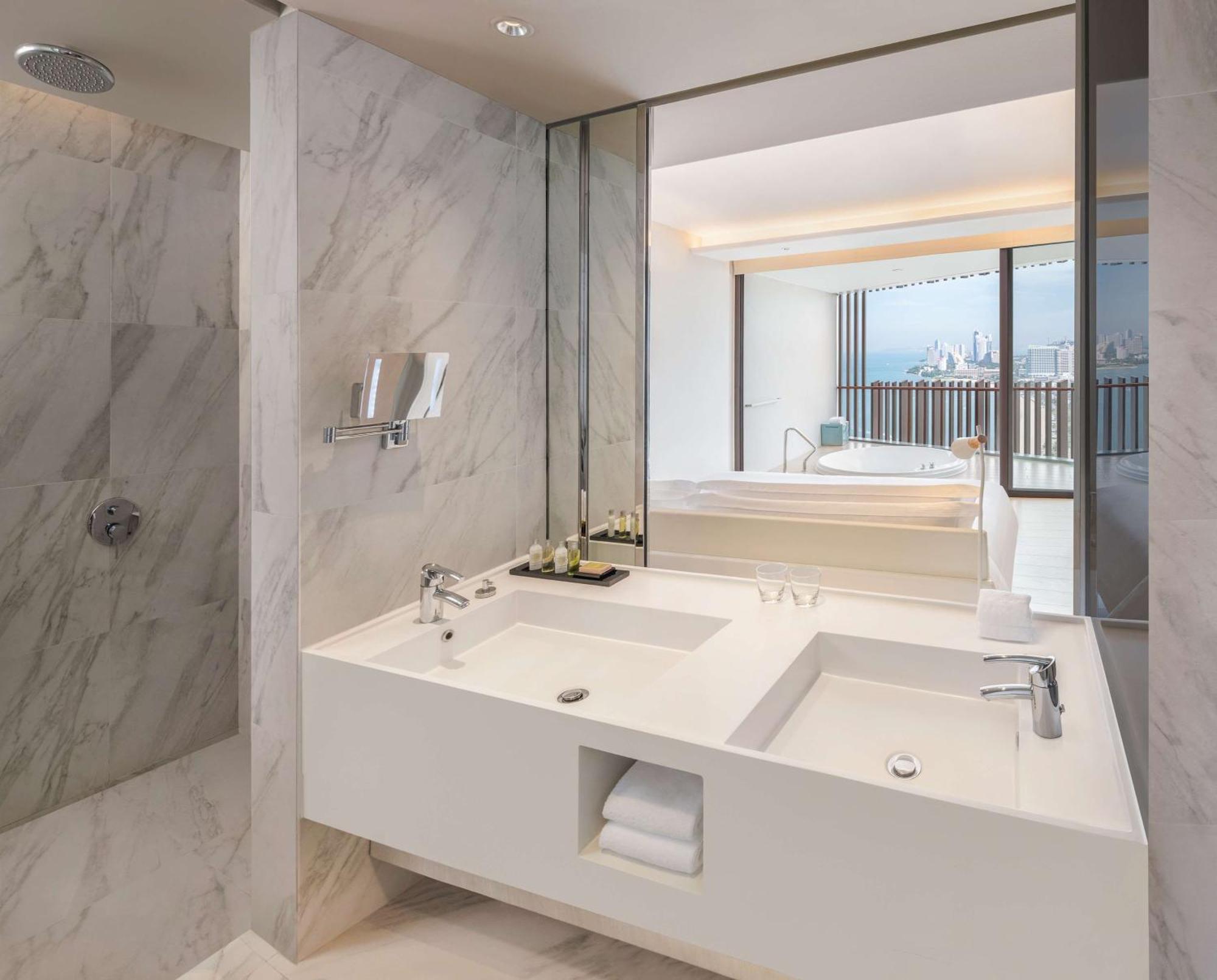 King Premium Ocean Suite